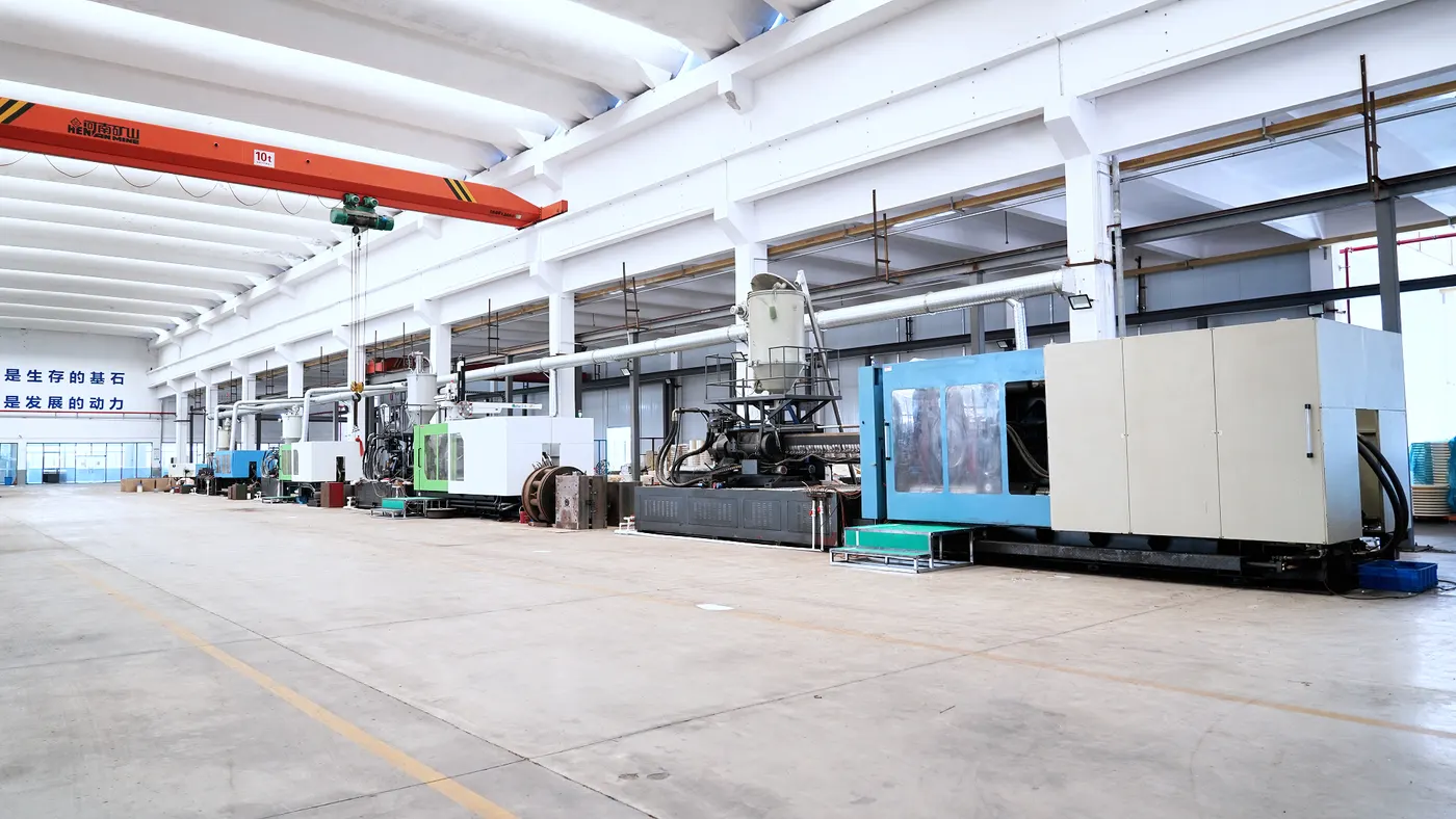 Injection molding machine in Xinyouda manufacturing facility